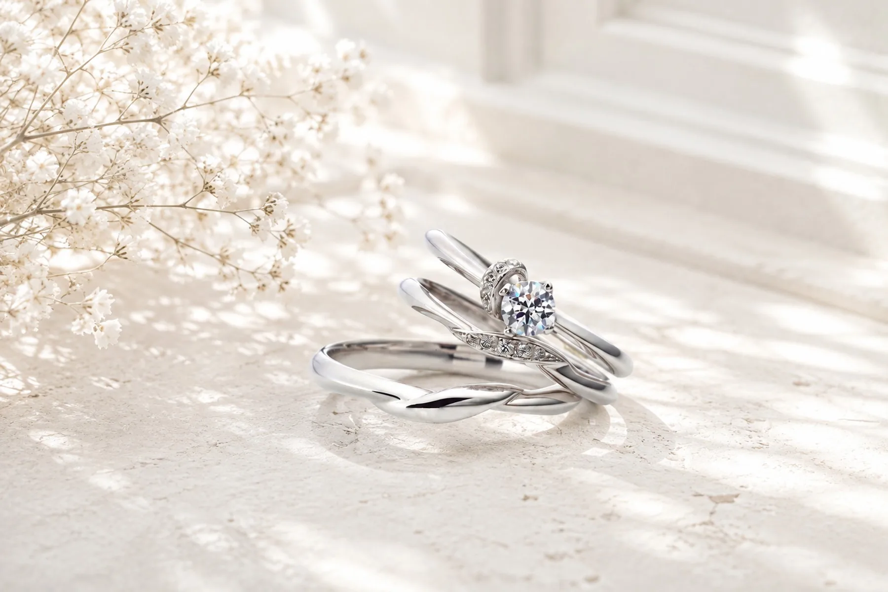 VIVAGE ソネット（Sonnette）のセットリング。婚約指輪と結婚指輪を重ね着けした様子
