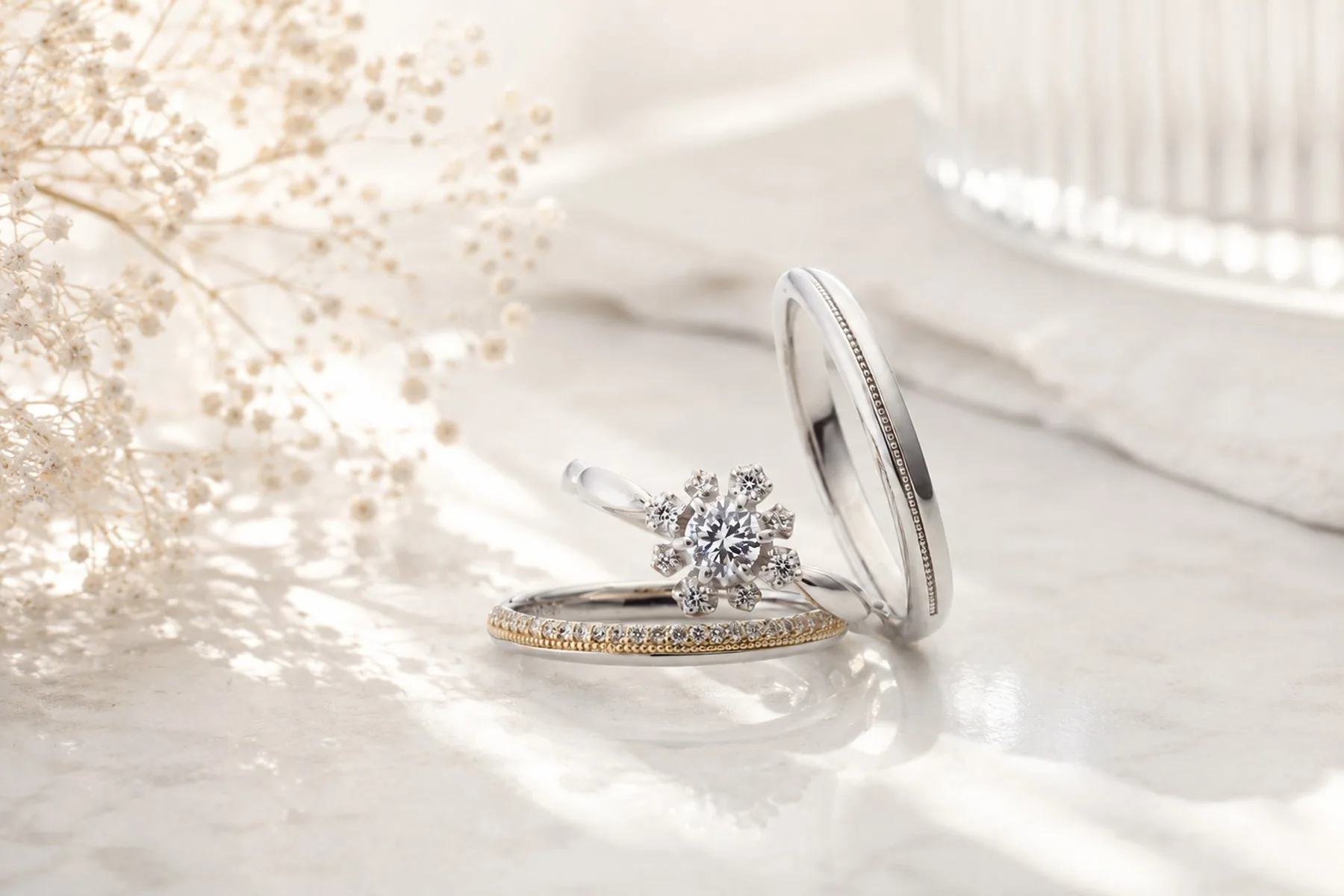 VIVAGE フェット（Fête）のセットリング。婚約指輪と結婚指輪を重ね着けした様子
