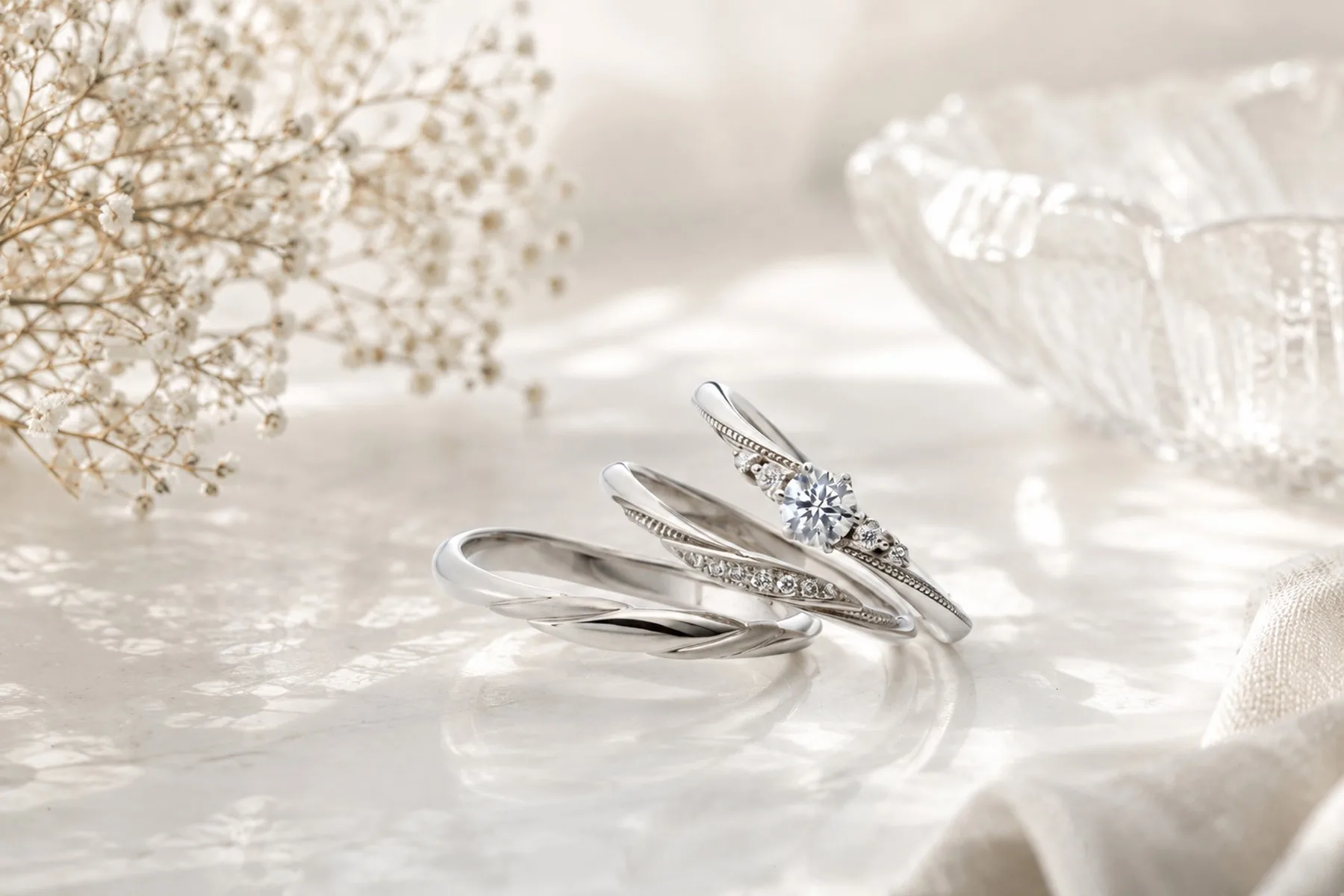 VIVAGE アベニール（Avenir）のセットリング。婚約指輪と結婚指輪を重ね着けした様子