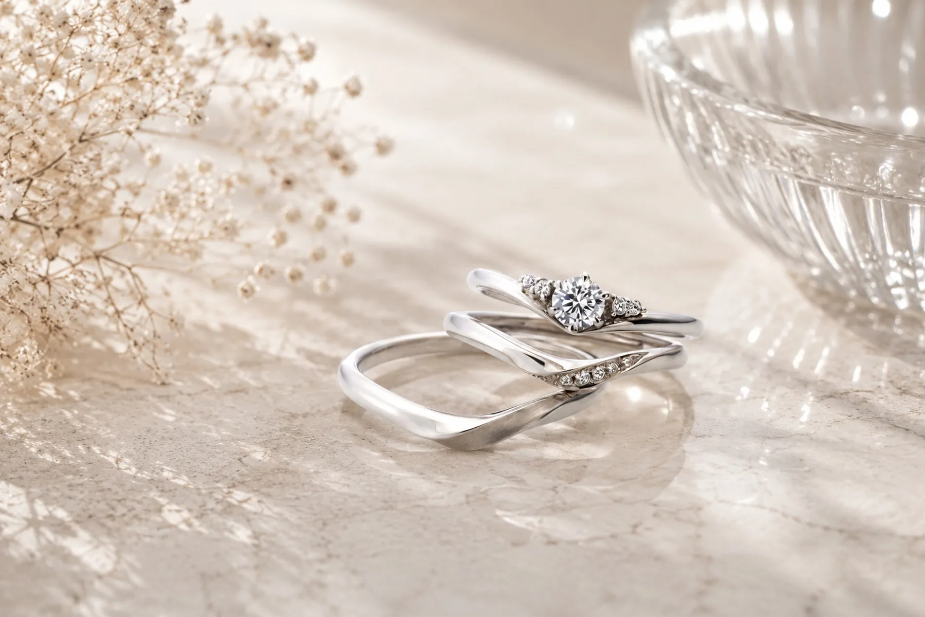 VIVAGE レヴリー（Rêverie）の婚約指輪と結婚指輪を重ね着けしたセットリング